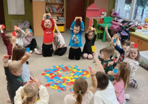 dzieci pokazują figury geometruczne