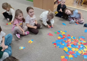 dzieci układają domki z figur