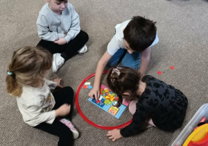 dzieci układają obrazki z figur