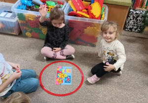 dzieci układają obrazki z figur