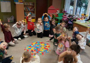 dzieci pokazują figury geometruczne