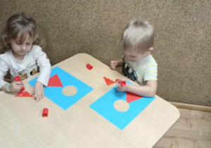 dzieci układają postać Świętego Mikołaja z figur geometrycznych