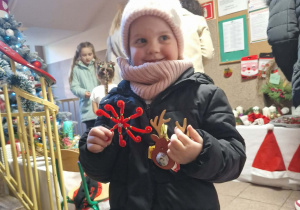 Dzieci z rodzicami kupują świąteczne ozdoby.