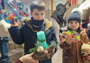 Dzieci z rodzicami kupują świąteczne ozdoby.