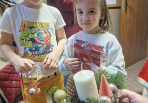 Dzieci z rodzicami kupują świąteczne ozdoby.