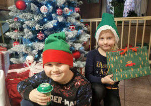 Dzieci z rodzicami kupują świąteczne ozdoby.