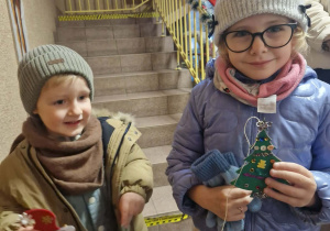 Dzieci z rodzicami kupują świąteczne ozdoby.