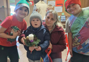 Dzieci z rodzicami kupują świąteczne ozdoby.