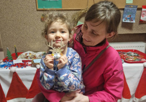 Dzieci z rodzicami kupują świąteczne ozdoby.