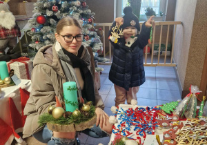 Dzieci z rodzicami kupują świąteczne ozdoby.