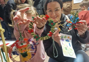 Dzieci z rodzicami kupują świąteczne ozdoby.