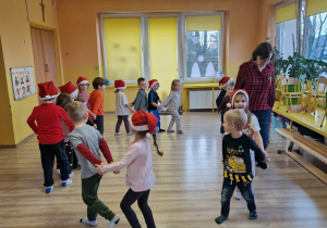 Dzieci uczestniczą w zabawach rytmicznych.