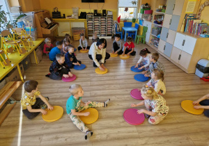 Dzieci uczestniczą w zabawach rytmicznych.