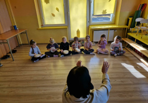 Dzieci uczestniczą w zabawach rytmicznych.