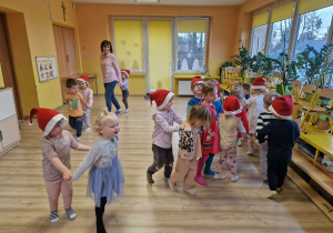 Dzieci uczestniczą w zabawach rytmicznych.