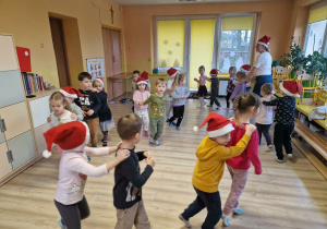 Dzieci uczestniczą w zabawach rytmicznych.