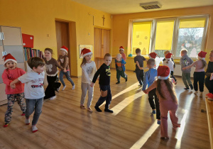 Dzieci uczestniczą w zabawach rytmicznych.