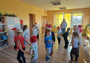 Dzieci uczestniczą w zabawach rytmicznych.