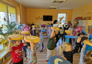 Dzieci uczestniczą w zabawach rytmicznych.