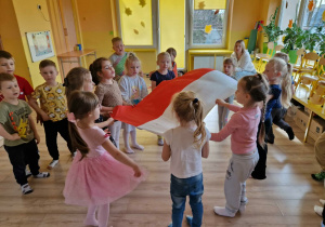 Dzieci uczestniczą w zabawach rytmicznych.