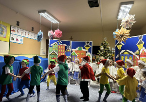 Dzieci tańczą w kółkach.