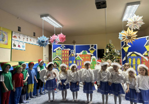 Dziewczynki odgrywają rolę aniołków.