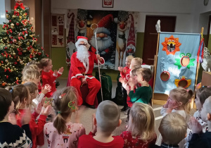 dzieci tańczą do piosenki dla Mikołaja