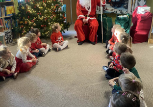dzieci rozmawiają z Mikołajem