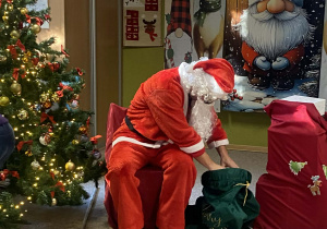 Mikołaj szuka prezentów w worku