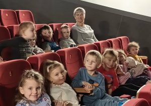 dzieci siedzą na widowni