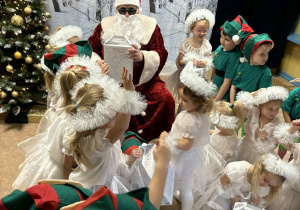 Dzieci z Mikołajem.