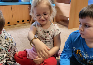 Dzieci oglądają pierścionek