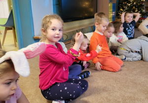 Dziewczynka ogląda pierścionek