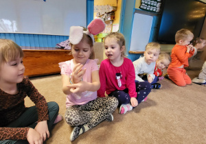 Dzieci oglądają pierścionek