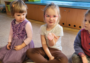 Dziewczynki oglądają diament