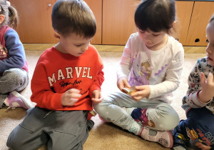 Dzieci oglądają sztabkę złota