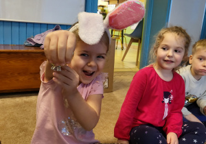 Dziewczynka pokazuje pierścionek