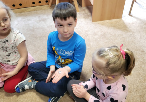 Dzieci oglądają diament