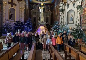 Wspólne zdjęcie przed szopką