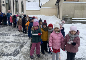 Wspólne zdjęcie przed kościołem