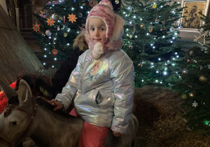 Dziewczynka siedzi na osiołku