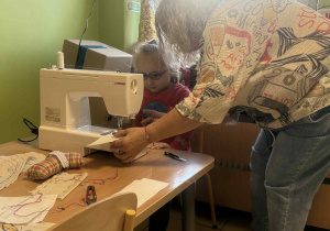 Dziecko przy maszynie.