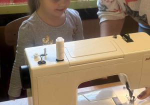 Dziecko przy maszynie.