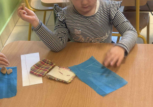 Dzieci próbują szyć.