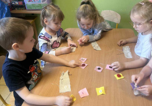 Dzieci próbują szyć.