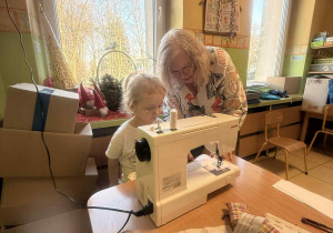 Dziecko przy maszynie.