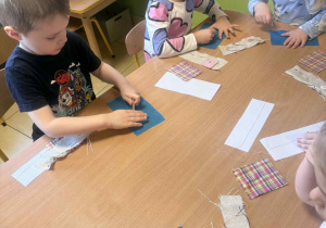 Dzieci próbują szyć.