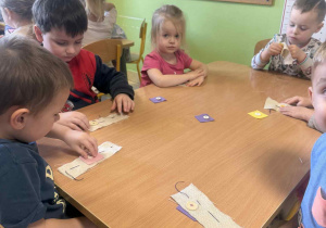 Dzieci próbują szyć.