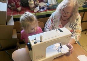 Dziecko przy maszynie.