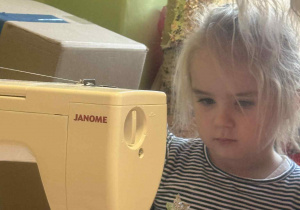 Dziecko przy maszynie.